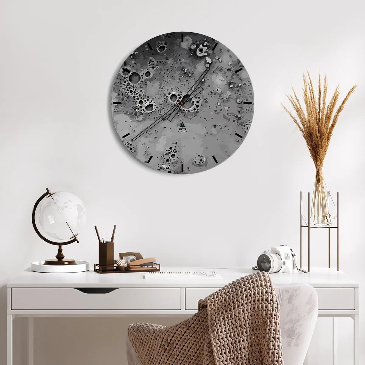 Nástenné hodiny - Mesačný povrch v odtieňoch sivej s krátermi - 30x30cm - Ako mesačná krajina - Moderná nástenná dekorácia do obývacej izby, kuchyne a spálne ARTTOR
