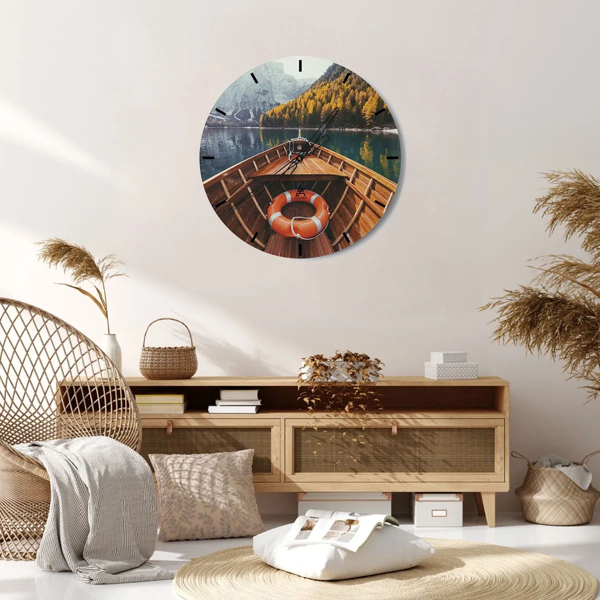 Nástenné hodiny - Výhľad z lode na jazero obklopené horami a lesom - 30x30cm - Horská túra - Moderná nástenná dekorácia do obývacej izby, kuchyne a spálne ARTTOR