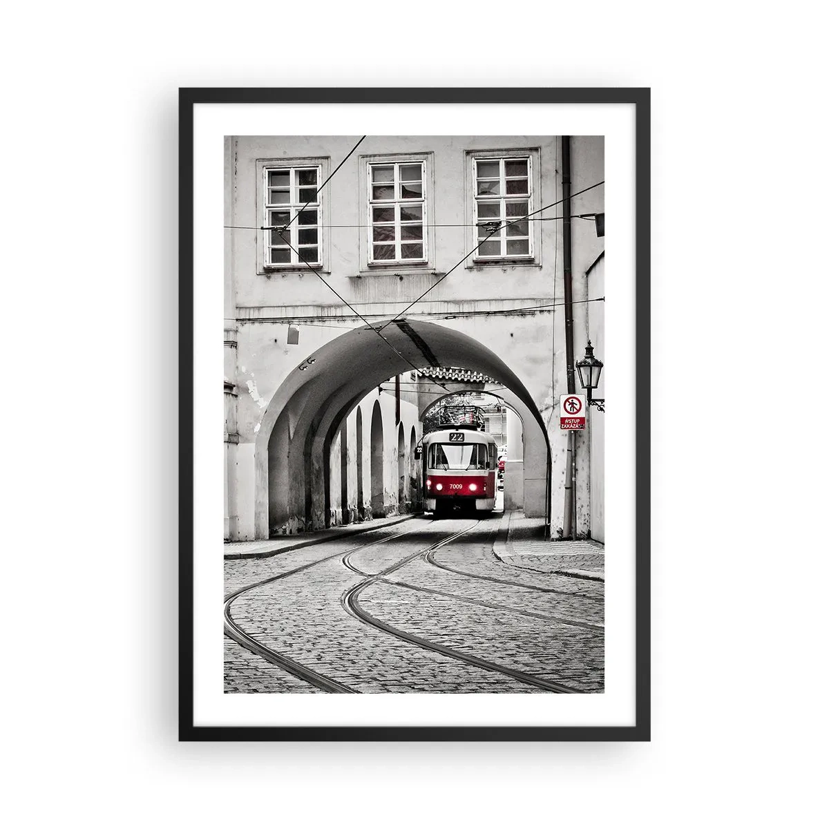Plagát v čiernom ráme - Červená električka v čiernobielom prostredí - 50x70cm - Mestským labyrintom - Moderná nástenná dekorácia do obývacej izby a spálne ARTTOR