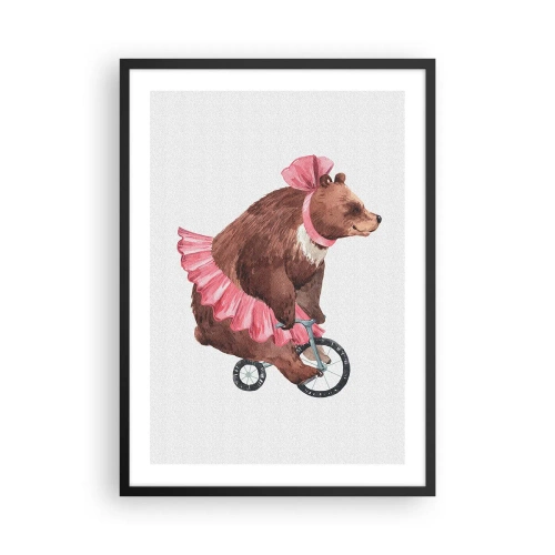 Plagát v čiernom ráme - Akvarelová ilustrácia medveďa v ružovej sukni jazdiaceho na bicykli. - 50x70cm - To je ale cirkus! - Moderná nástenná dekorácia do obývacej izby a spálne ARTTOR