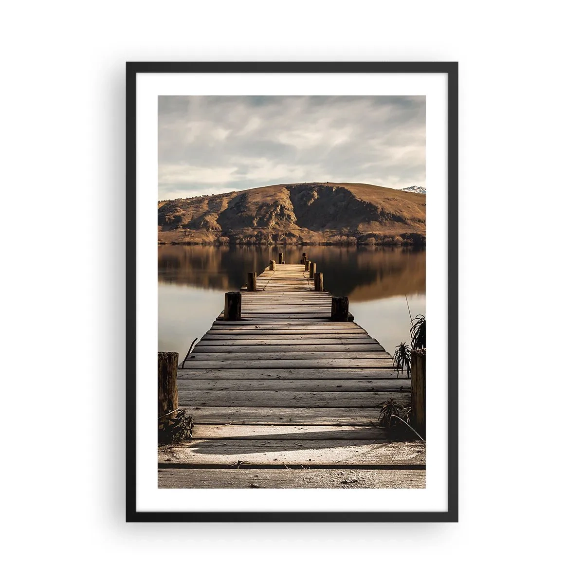 Plagát v čiernom ráme - Drevené mólo vedie k pokojnému jazeru s horským pozadím - 50x70cm - Krajina v tichu - Moderná nástenná dekorácia do obývacej izby a spálne ARTTOR