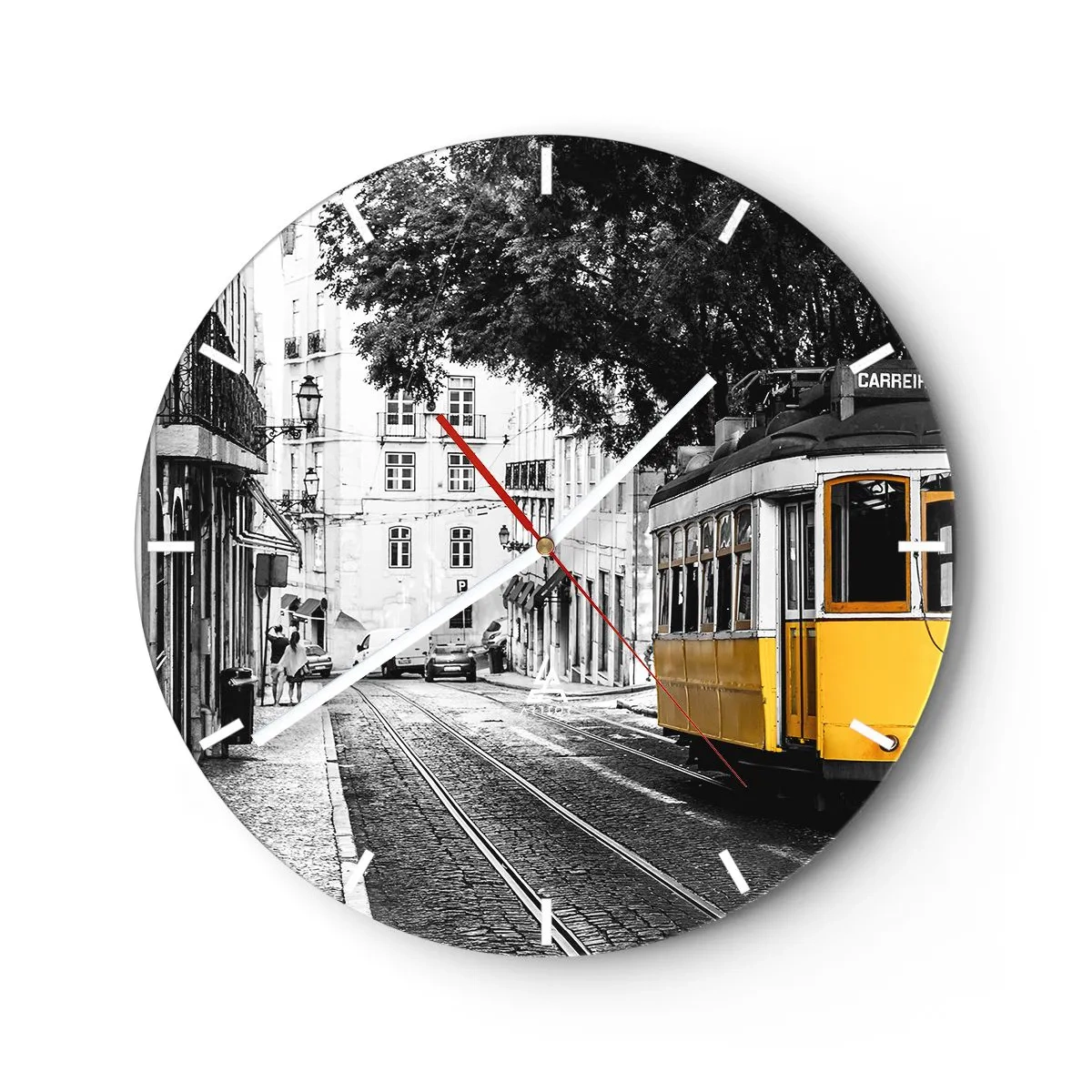Nástenné hodiny - Žltá električka na čiernobielej ulici v historickej štvrti - 30x30cm - Fado v pozadí - Moderná nástenná dekorácia do obývacej izby, kuchyne a spálne ARTTOR