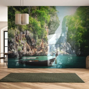 Fototapeta Standard Eco - Tradičná loď na azúrovej vode obklopená tropickými skalami - 100x70cm - Pozvánka na exotickú cestu - Moderná nástenná dekorácia do obývacej izby a spálne ARTTOR