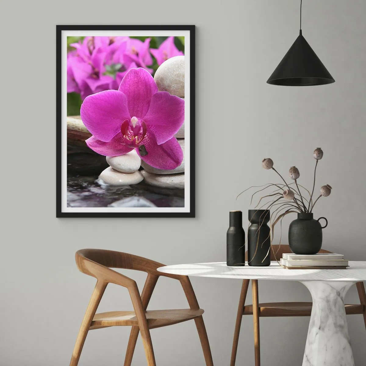 Plagát v čiernom ráme - Fialová orchidea na pozadí kameňov v harmonickom aranžmáne - 50x70cm - Už odpočívaš - Moderná nástenná dekorácia do obývacej izby a spálne ARTTOR