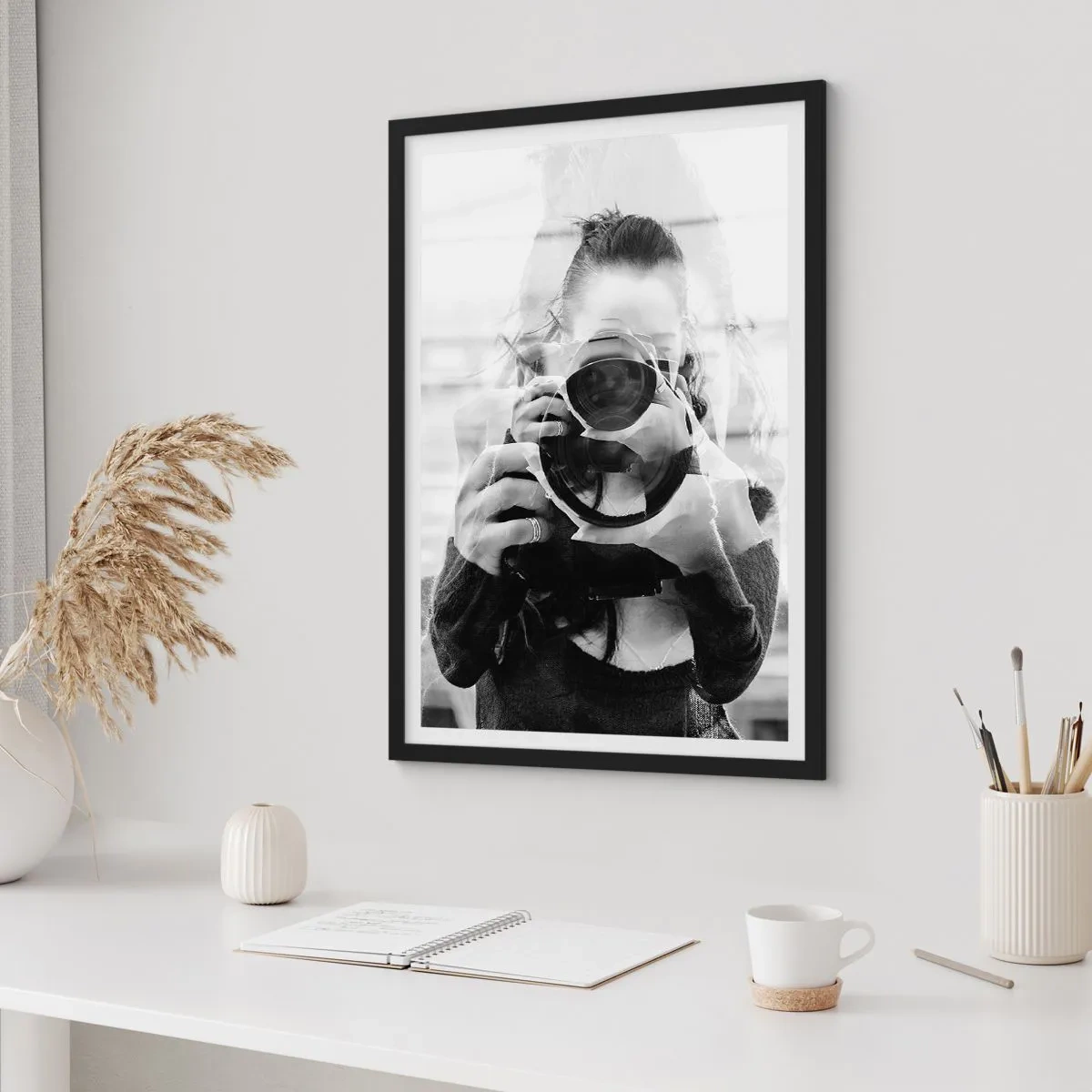 Plagát v čiernom ráme - Dvojitá expozícia fotografa a fotoaparátu v čiernobielej farbe - 50x70cm - Tvorca a materiál - Moderná nástenná dekorácia do obývacej izby a spálne ARTTOR