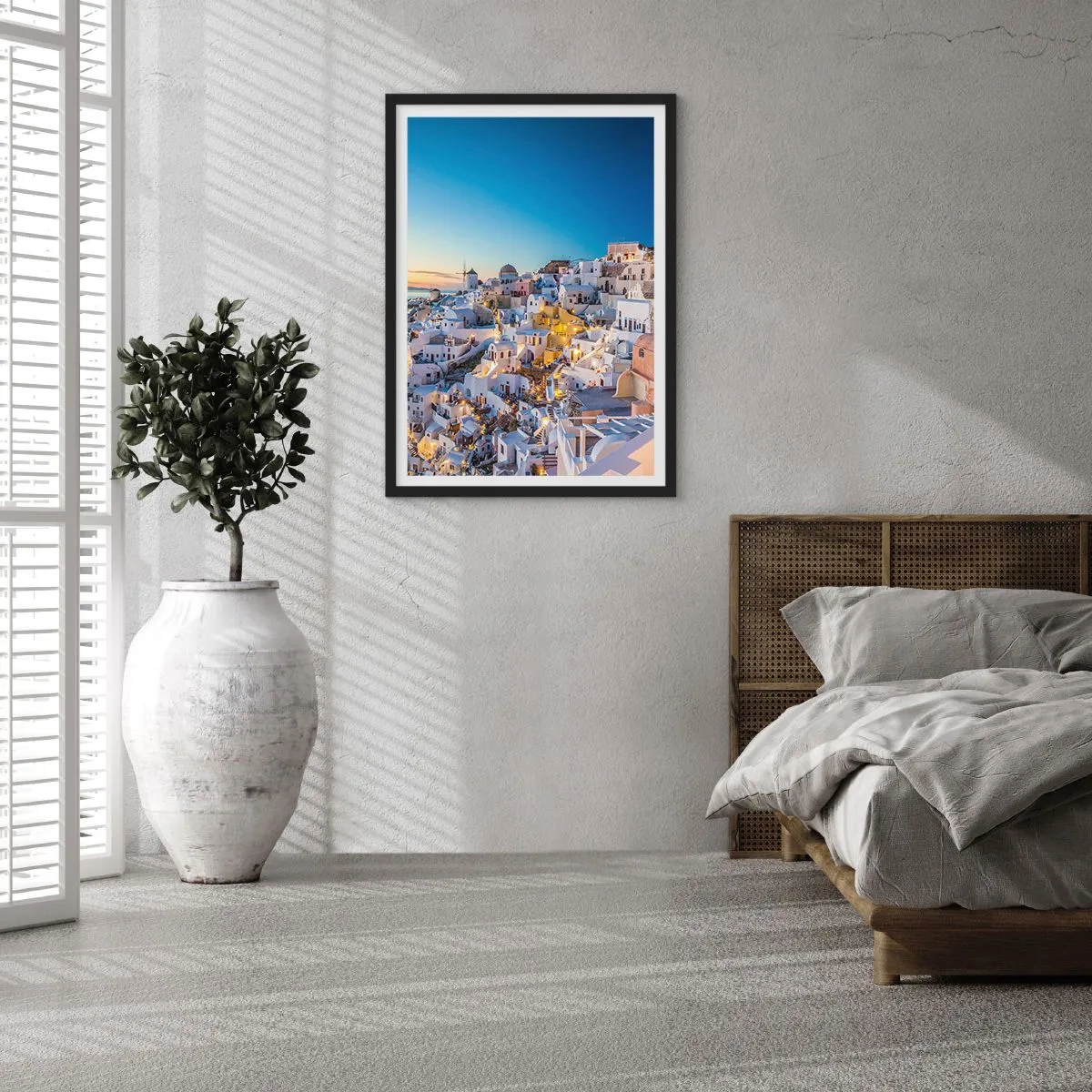 Plagát v čiernom ráme - Pohľad na osvetlené domy na Santorini pri západe slnka - 50x70cm - Esencia Grécka - Moderná nástenná dekorácia do obývacej izby a spálne ARTTOR