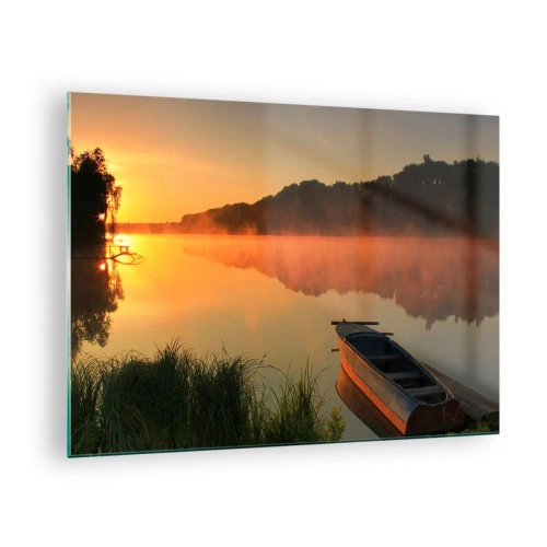 Obraz na skle - Východ slnka nad pokojným jazerom s loďkou na brehu - 70x50cm - Východ slnka pri vode ako povrch zrkadla - Moderná nástenná dekorácia do obývacej izby a spálne ARTTOR