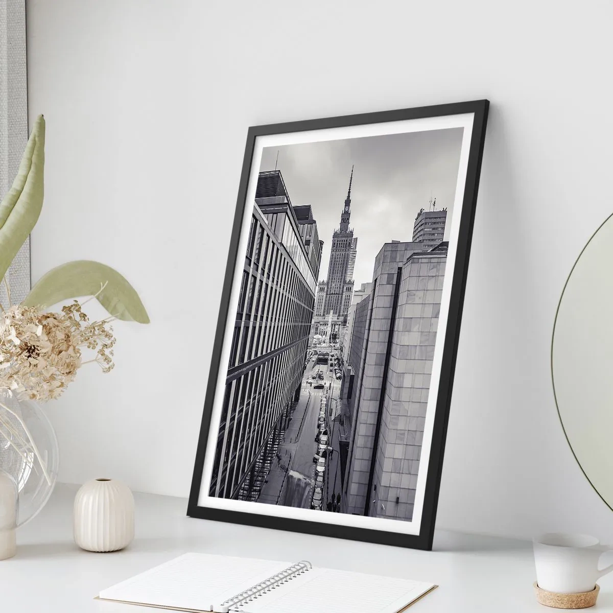 Plagát v čiernom ráme - Pohľad na Palác kultúry a vedy vo Varšave v odtieňoch sivej - 50x70cm - Varšavské údolie - Moderná nástenná dekorácia do obývacej izby a spálne ARTTOR