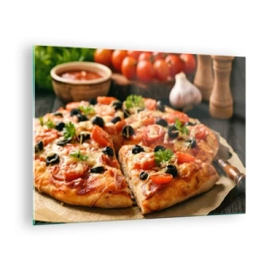 Obraz na skle - Chutná pizza s paradajkami, olivami a bylinkami - 70x50cm - Opäť si mal šťastie - Moderná nástenná dekorácia do obývacej izby a spálne ARTTOR