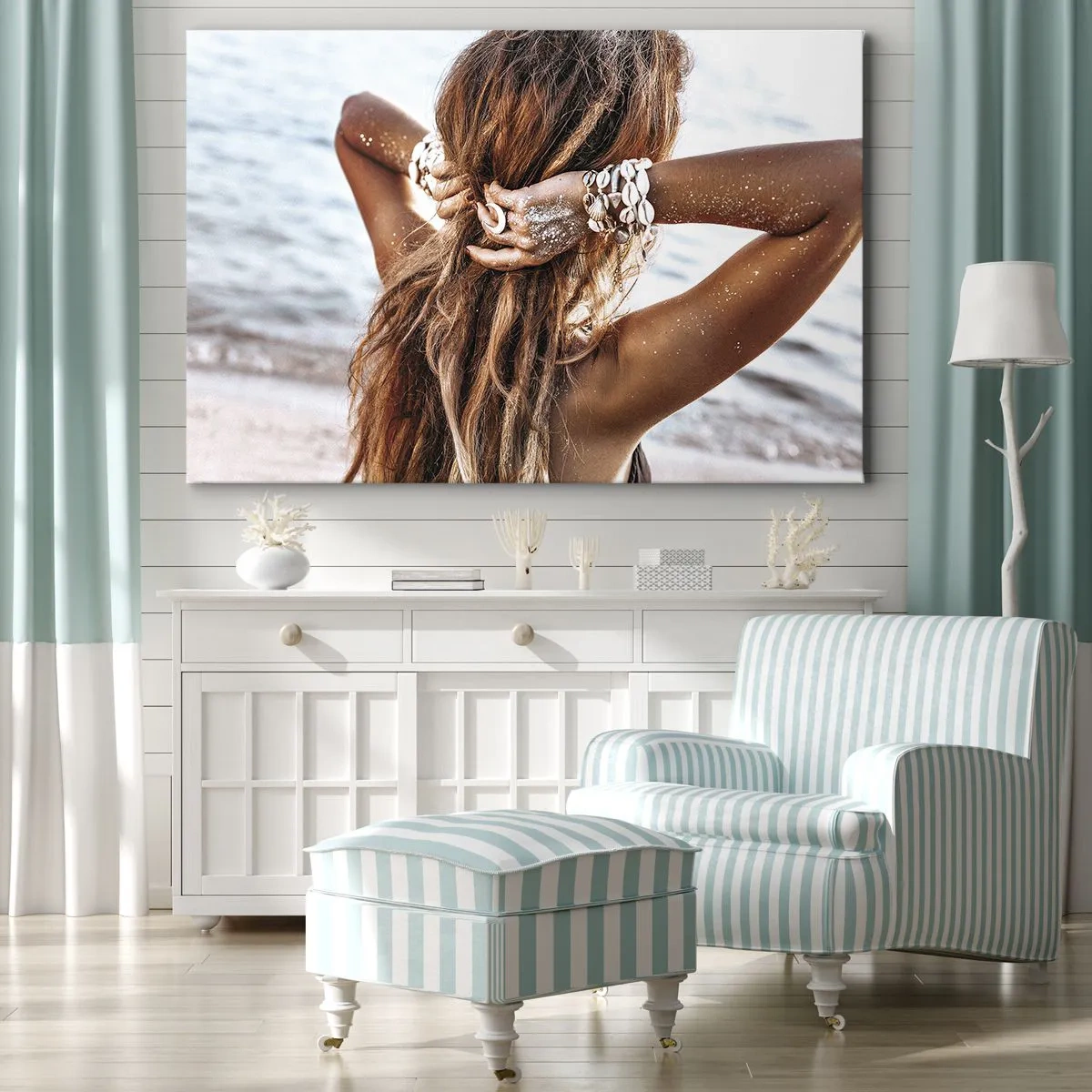 Obraz na plátne - Žena na pláži s vlasmi vejúcimi na slnku - 70x50cm - Sestra vody a slnka - Moderná nástenná dekorácia do obývacej izby a spálne ARTTOR
