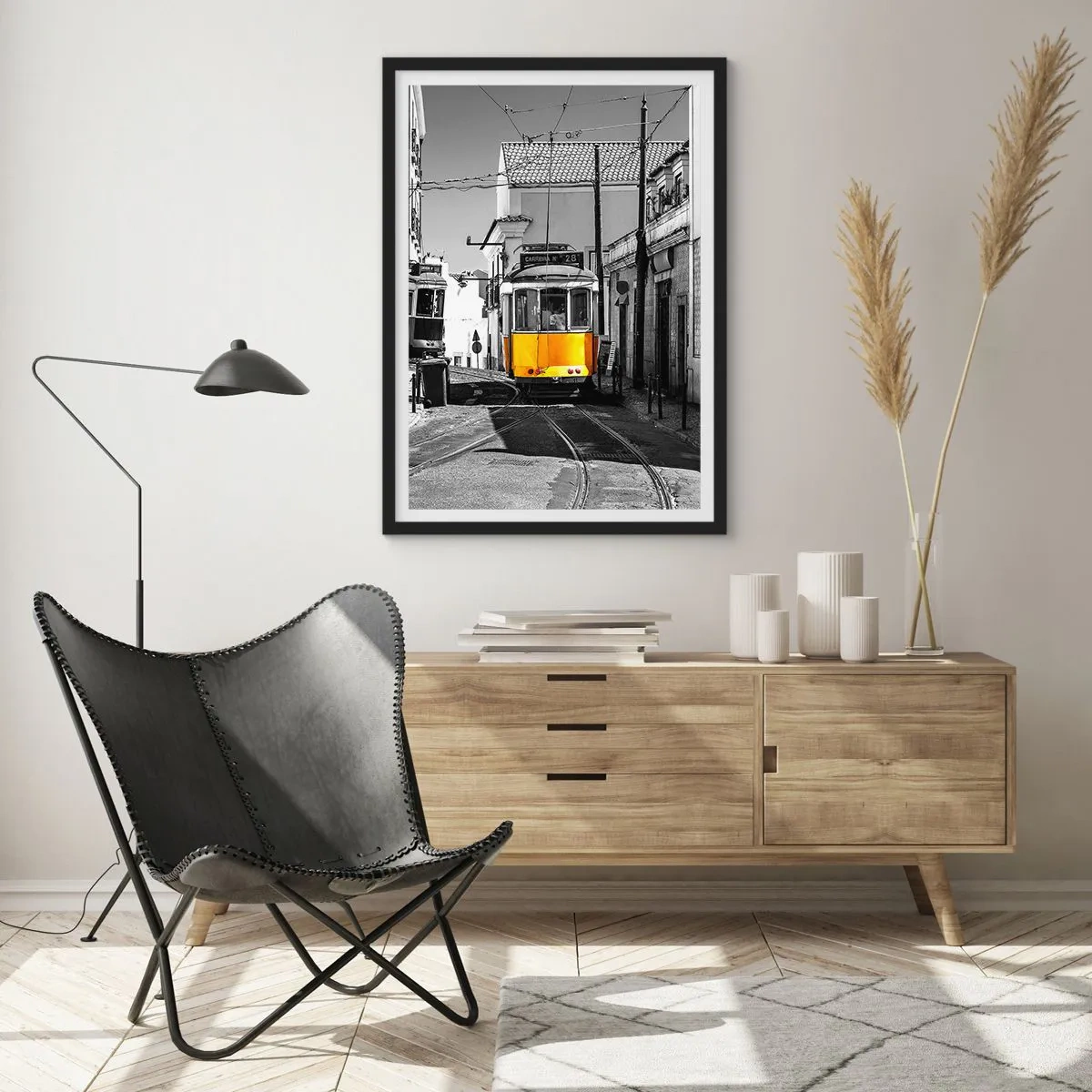 Plagát v čiernom ráme - Žltá električka na uliciach mesta v čiernobielom prostredí - 50x70cm - Duch Lisabonu - Moderná nástenná dekorácia do obývacej izby a spálne ARTTOR