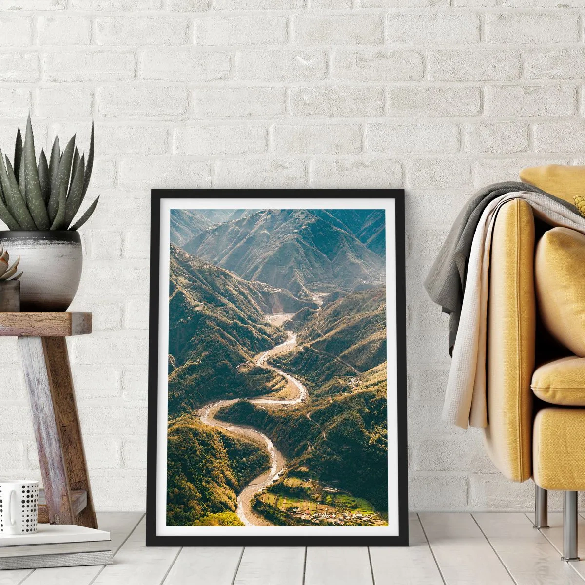 Plagát v čiernom ráme - Malebný výhľad na rieku vinúcu sa horskými údoliami - 50x70cm - Priamo zo srdca hôr - Moderná nástenná dekorácia do obývacej izby a spálne ARTTOR