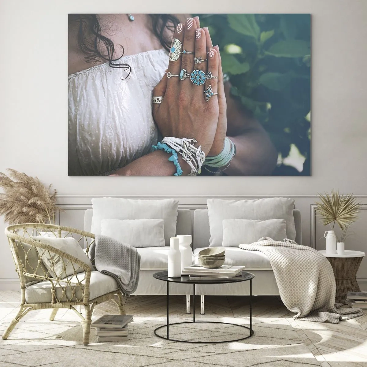 Obraz na skle - Ženské ruky v boho šperkoch - 70x50cm - Vitajte v centre bytia - Moderná nástenná dekorácia do obývacej izby a spálne ARTTOR