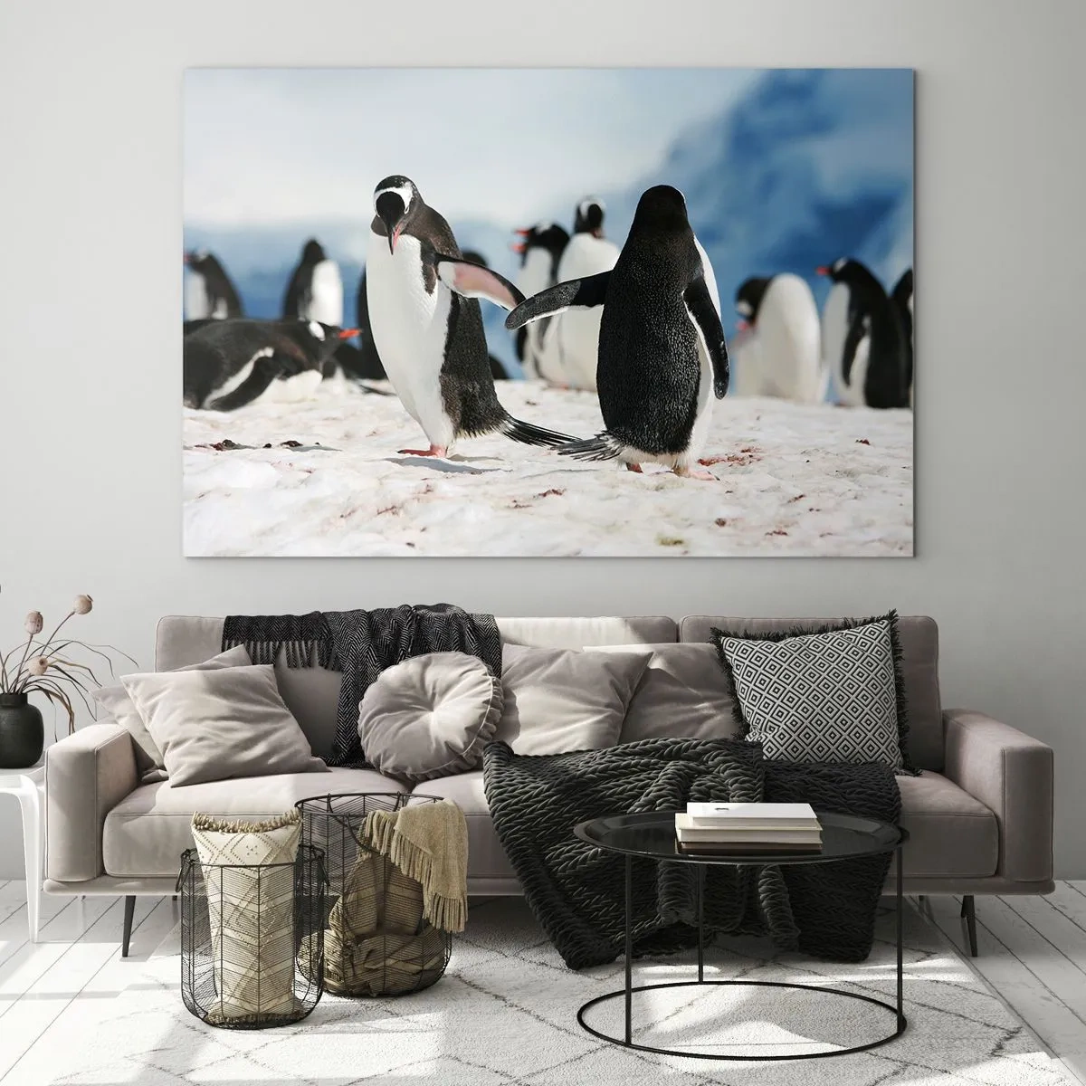 Obraz na skle - Tučniaky v snehu v polárnej scenérii - 70x50cm - Tanec na snehu - Moderná nástenná dekorácia do obývacej izby a spálne ARTTOR