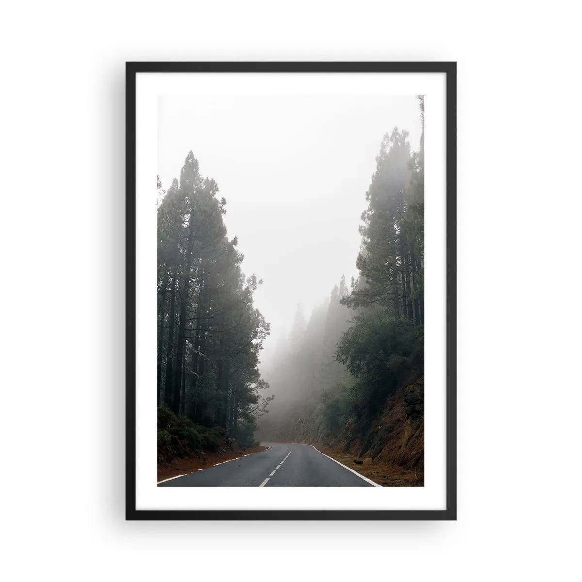Plagát v čiernom ráme - Kľukatá cesta medzi stromami zahalená v hmle - 50x70cm - Príbeh kúzelného lesa - Moderná nástenná dekorácia do obývacej izby a spálne ARTTOR