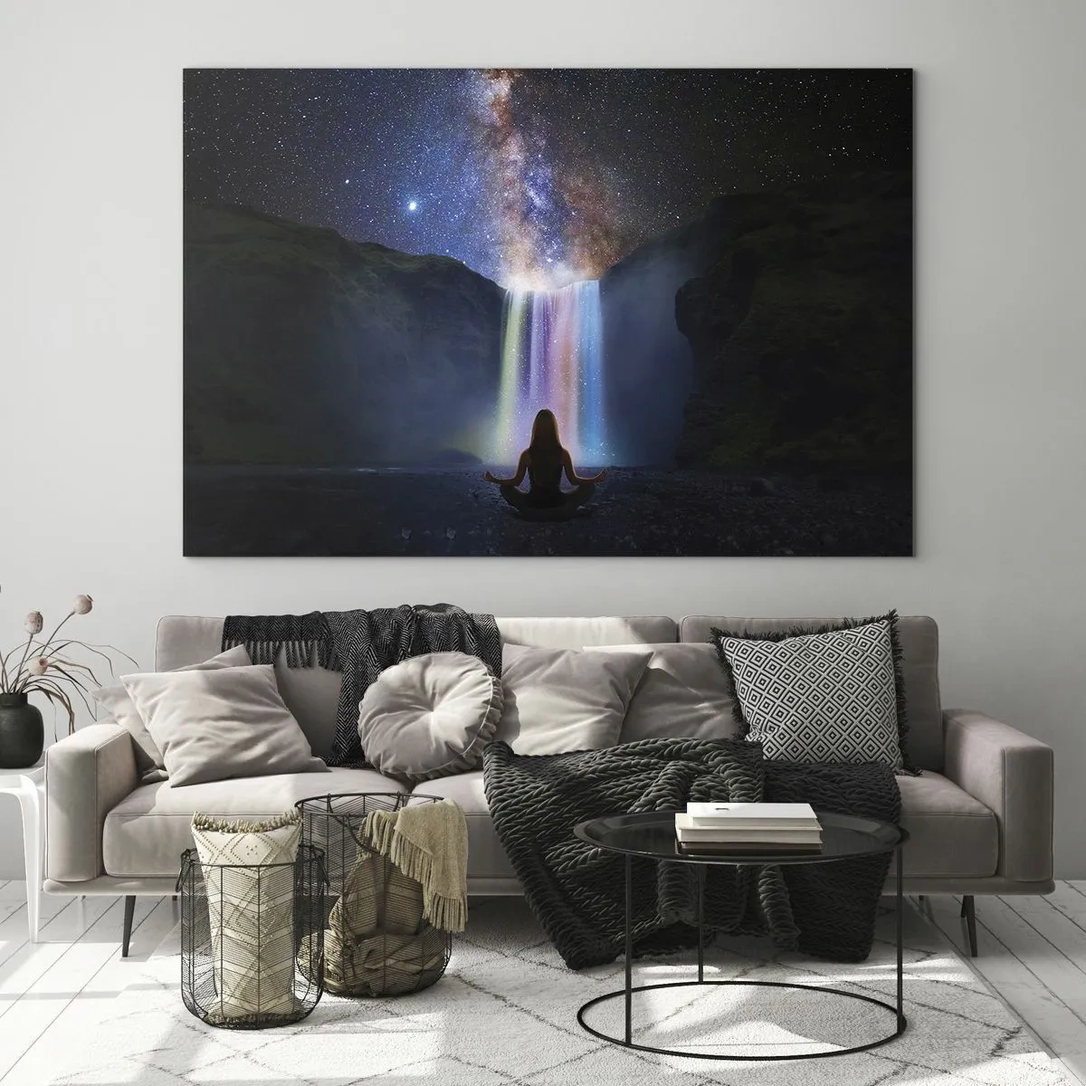Obraz na skle - Meditácia pred farebným vodopádom v noci - 70x50cm - Absolútna harmónia - Moderná nástenná dekorácia do obývacej izby a spálne ARTTOR