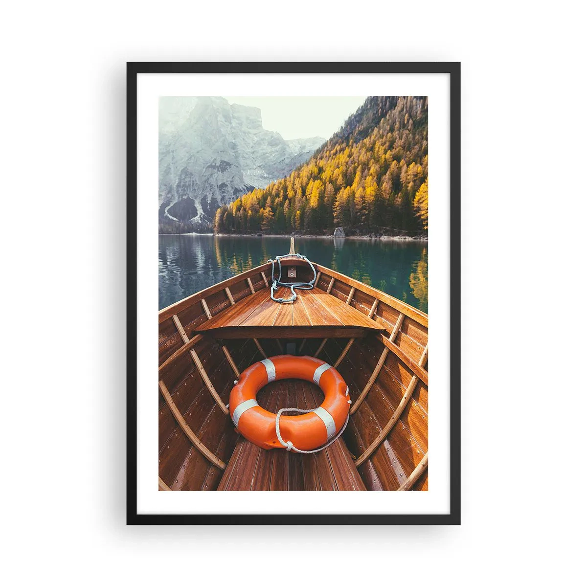 Plagát v čiernom ráme - Drevená loď na jazere obklopenom horami - 50x70cm - Horská túra - Moderná nástenná dekorácia do obývacej izby a spálne ARTTOR